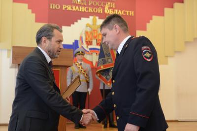 Сотрудникам уголовного розыска вручили награды регионального парламента